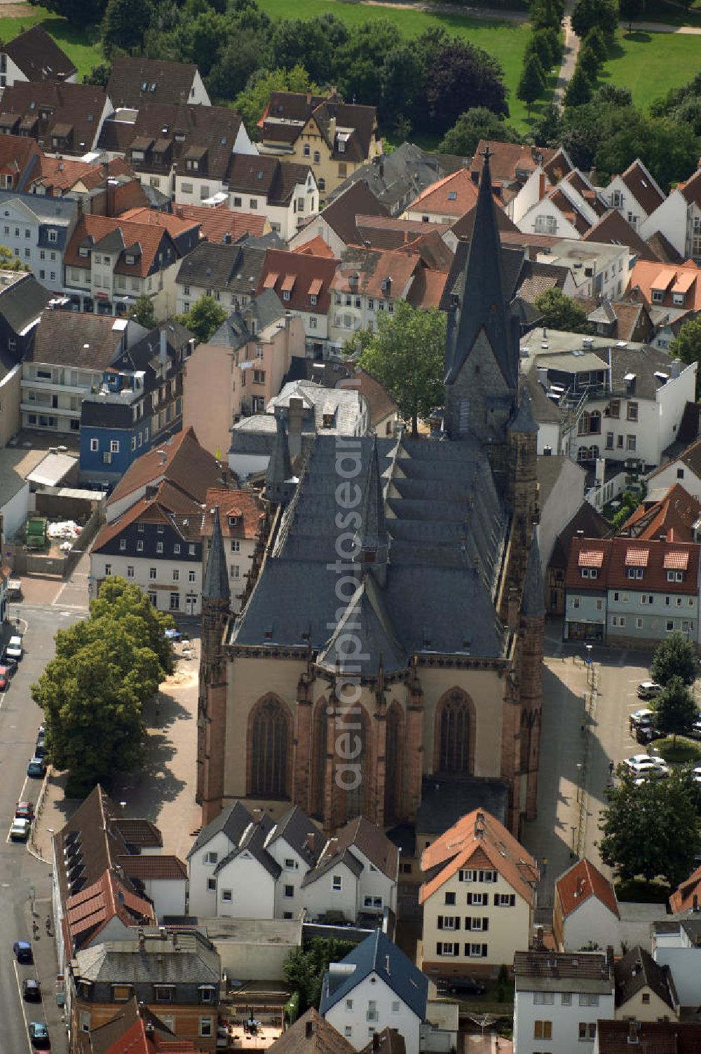 Friedberg from above - Blick auf das Friedberger Stadtzentrum mit der evangelisch-lutherischen Stadtkirche Unserer Lieben Frau. Sie ist eine gotische Hallenkirche, die in der Zeit zwischen 1260 und 1410 erbaut wurde. Der Innenraum steht dabei in der Nachfolge der Elisabethkirche (Marburg). Als Kostbarkeiten gelten der gotische Lettner, das spätgotische Sakramentshaus und bedeutende Reste an Glasmalerei des 14. und 15. Jahrhunderts.