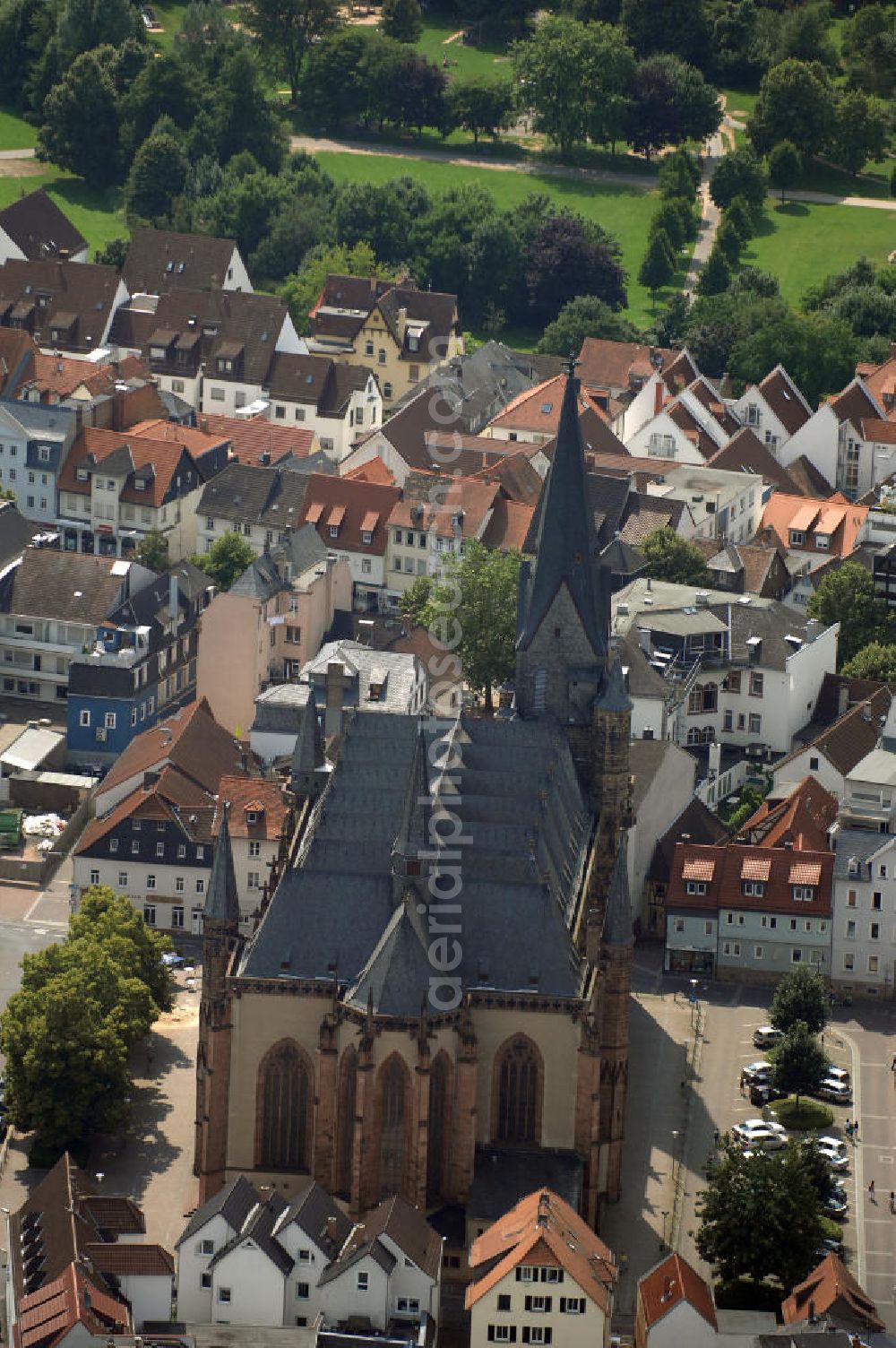 Friedberg from the bird's eye view: Blick auf das Friedberger Stadtzentrum mit der evangelisch-lutherischen Stadtkirche Unserer Lieben Frau. Sie ist eine gotische Hallenkirche, die in der Zeit zwischen 1260 und 1410 erbaut wurde. Der Innenraum steht dabei in der Nachfolge der Elisabethkirche (Marburg). Als Kostbarkeiten gelten der gotische Lettner, das spätgotische Sakramentshaus und bedeutende Reste an Glasmalerei des 14. und 15. Jahrhunderts.