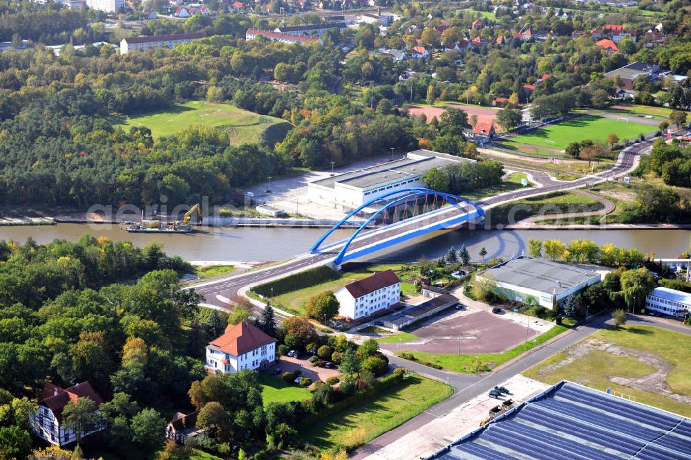 Genthin from above - Blick auf die Friedensbrücke / Brücke des Friedens B16 über den Elbe-Havel-Kanal in Sachsen-Anhalt. Ein Projekt des WSV, Wasser- und Schifffahrtsverwaltung des Bundes. Bridge over the Elbe-Havel-Canal in Saxony-Anhalt.