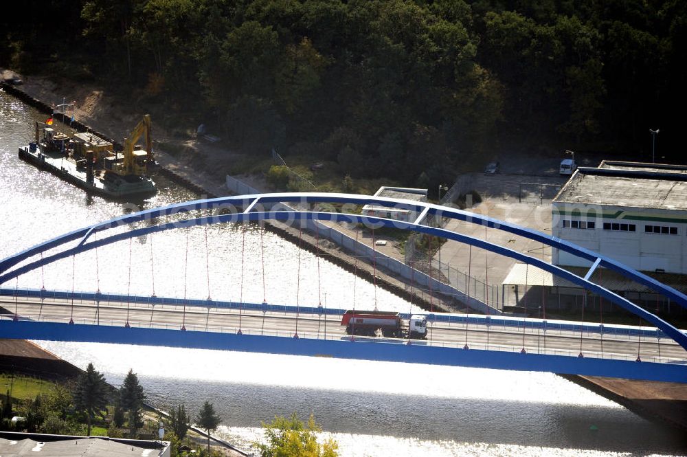 Genthin from above - Blick auf die Friedensbrücke / Brücke des Friedens B16 über den Elbe-Havel-Kanal in Sachsen-Anhalt. Ein Projekt des WSV, Wasser- und Schifffahrtsverwaltung des Bundes. Bridge over the Elbe-Havel-Canal in Saxony-Anhalt.