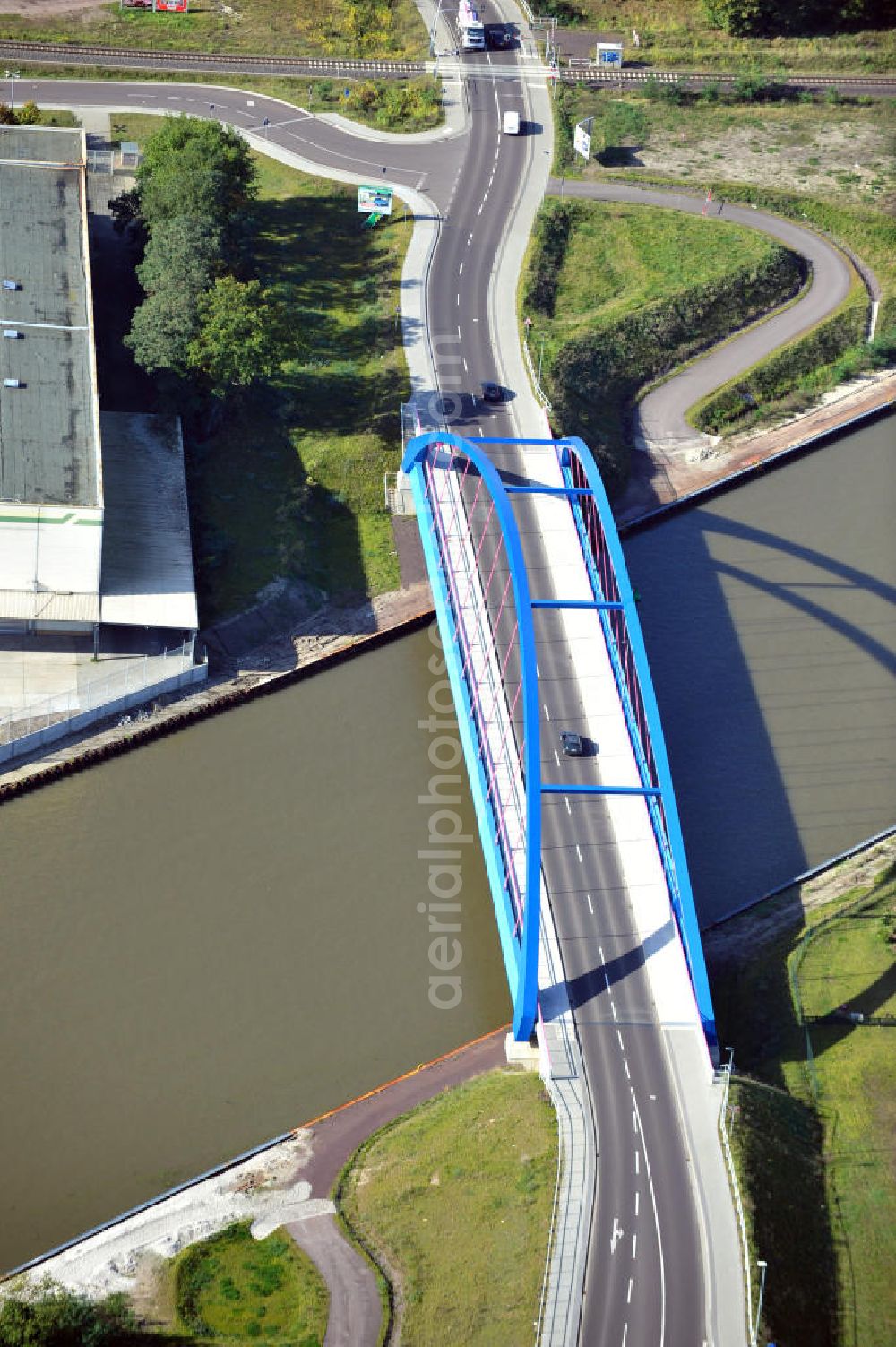 Genthin from above - Blick auf die Friedensbrücke / Brücke des Friedens B16 über den Elbe-Havel-Kanal in Sachsen-Anhalt. Ein Projekt des WSV, Wasser- und Schifffahrtsverwaltung des Bundes. Bridge over the Elbe-Havel-Canal in Saxony-Anhalt.