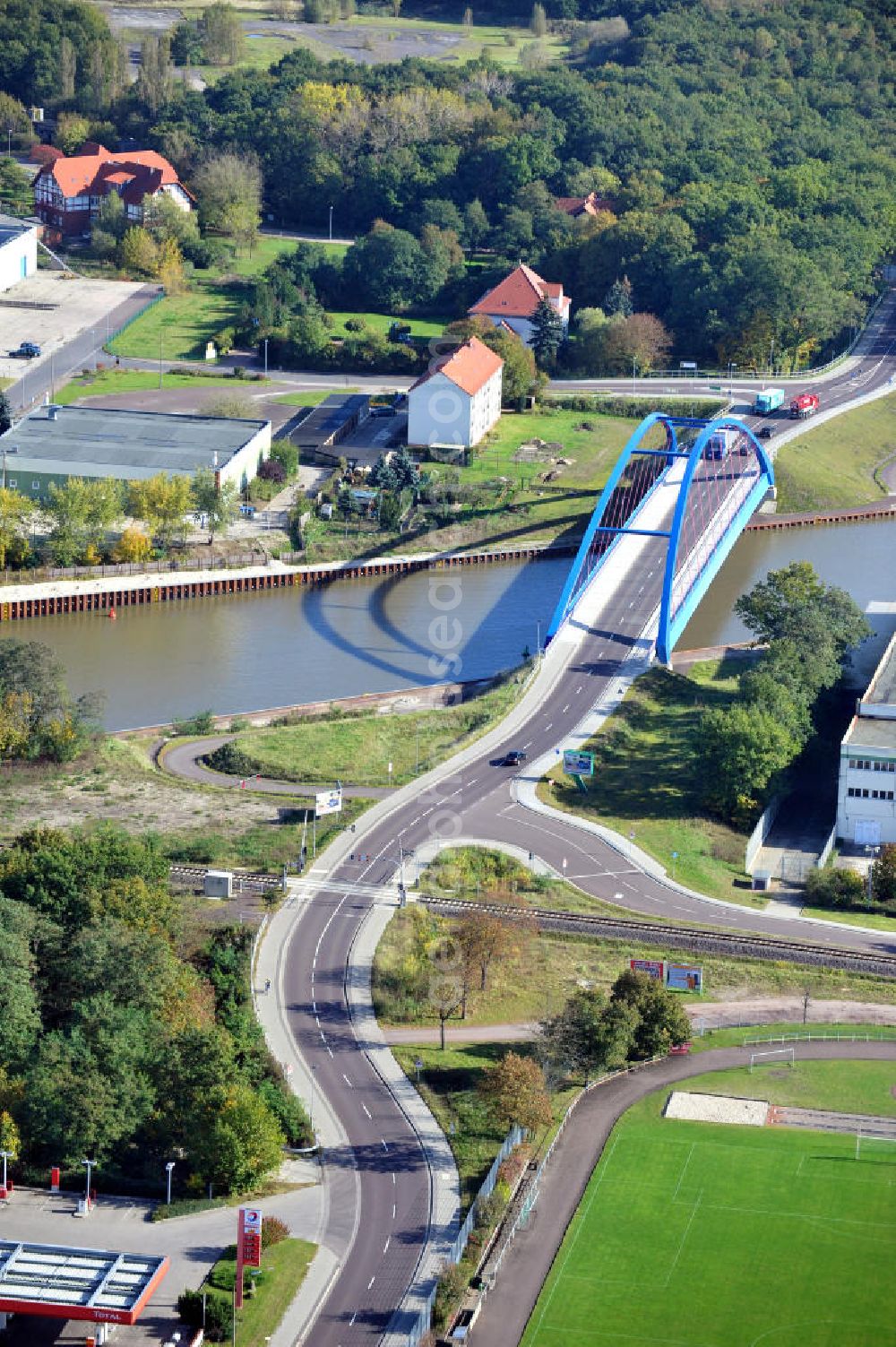 Aerial image Genthin - Blick auf die Friedensbrücke / Brücke des Friedens B16 über den Elbe-Havel-Kanal in Sachsen-Anhalt. Ein Projekt des WSV, Wasser- und Schifffahrtsverwaltung des Bundes. Bridge over the Elbe-Havel-Canal in Saxony-Anhalt.