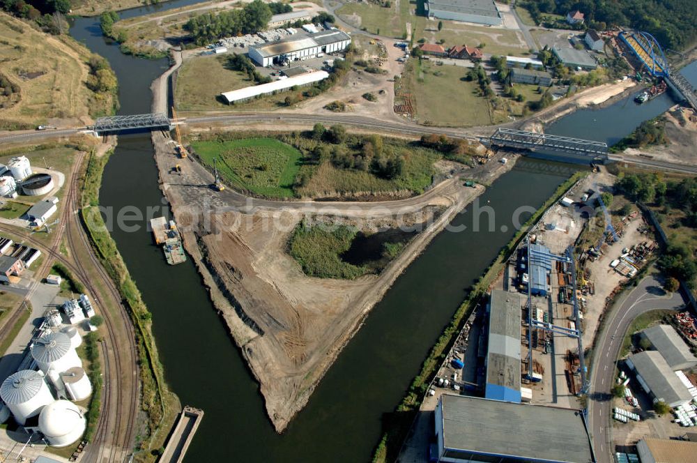 Aerial image Genthin - Blick auf die Eisenbahnbrücke Genthin-Jerichow B15, die im Bau befindliche Friedensbrücke / Brücke des Friedens B16 und die Eisenbahnbrücke Roßdorfer Altkanal B26. Die Brücken überführen den Elbe-Havel-Kanal bei km 364,021 (B15) und bei km 364,229 (B16), sowie den Roßdorfer Altkanal / RAK bei km 0,360 (B26). Ein Projekt des WSV: Wasserstraßen-Neubauamt Magdeburg, 39106 Magdeburg, Tel. +49(0)391 535-0, email: wna-magdeburg@wsv.bund.de