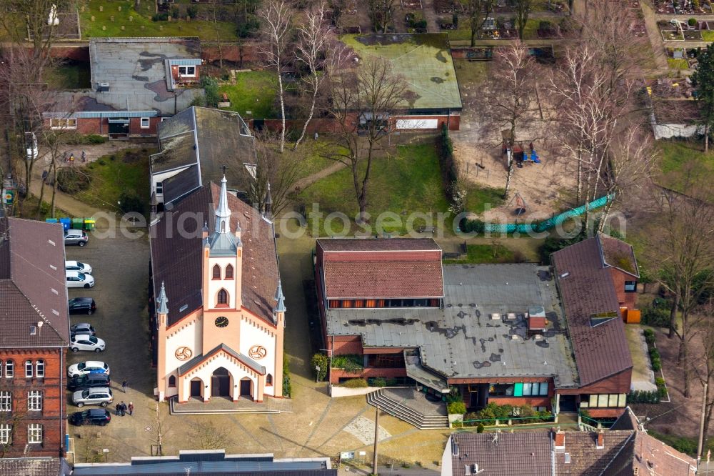 Aerial image Oberhausen - Church building of Friedenskirche on Steinbrinkstrasse in the district Sterkrade in Oberhausen in the state North Rhine-Westphalia, Germany