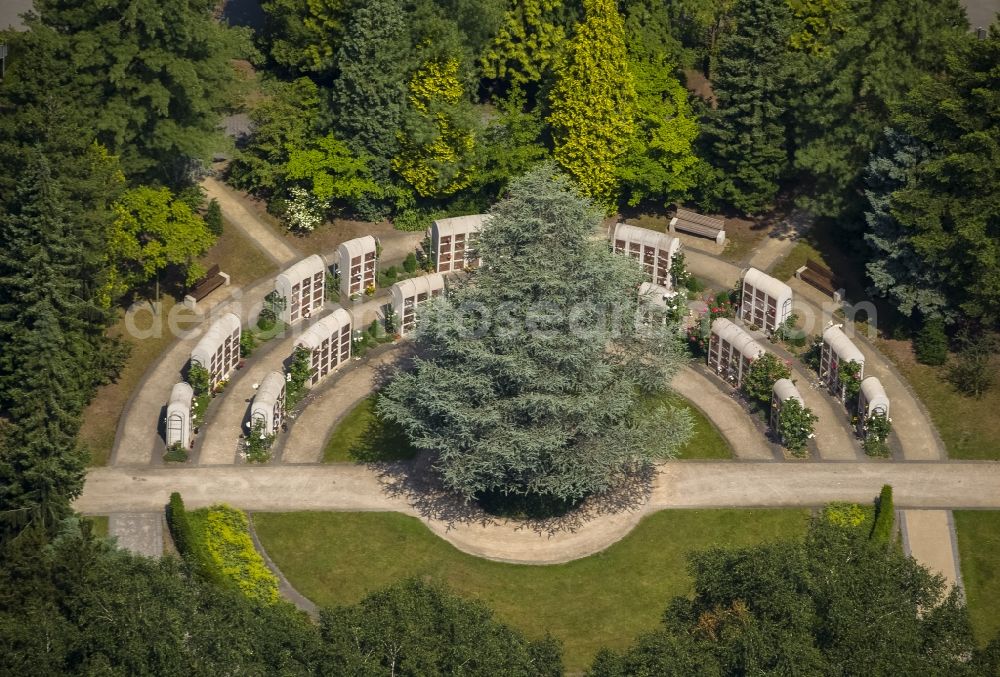 Lippstadt from the bird's eye view: Cemetery columbarium with stealing and urn in a semicircle in Lippstadt in the Soest Boerde in the state of North Rhine-Westphalia