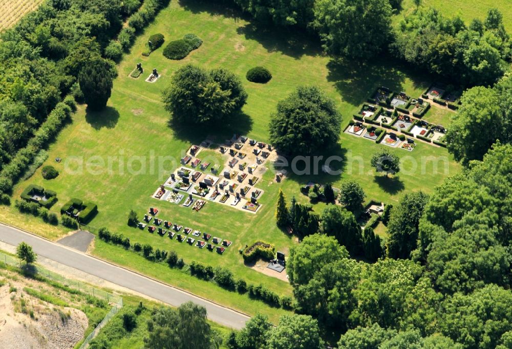 Aerial photograph Großenehrich - The cemetery from the district Westerengel of Großenehrich in Thuringia is located at the southern edge of the street Am Bache