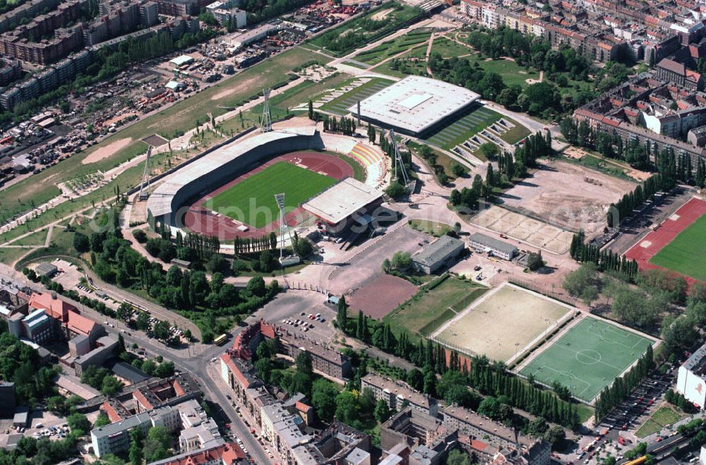 Aerial image Berlin Prenzlauer-Berg - Sportstätte Stadion Friedrich-Ludwig-Jahn-Sportpark in Berlin Prenzlauer Berg. Sports venue stadium Jahnsportpark.