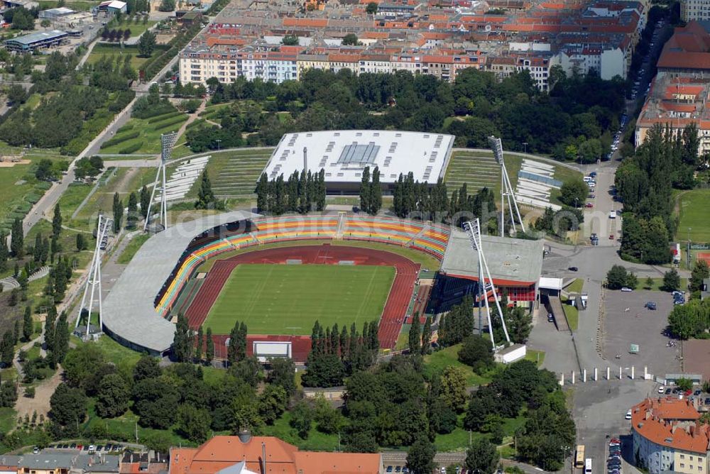 Berlin from above - aus der Luft. Die Straße hinter den Sportstätten markiert noch deutlich den früheren Verlauf der Berliner Mauer zwischen Ost- und Westberlin. Die Grenze teilte hier die Berliner Stadtbezirke Prenzlauer Berg und Wedding (hinten).