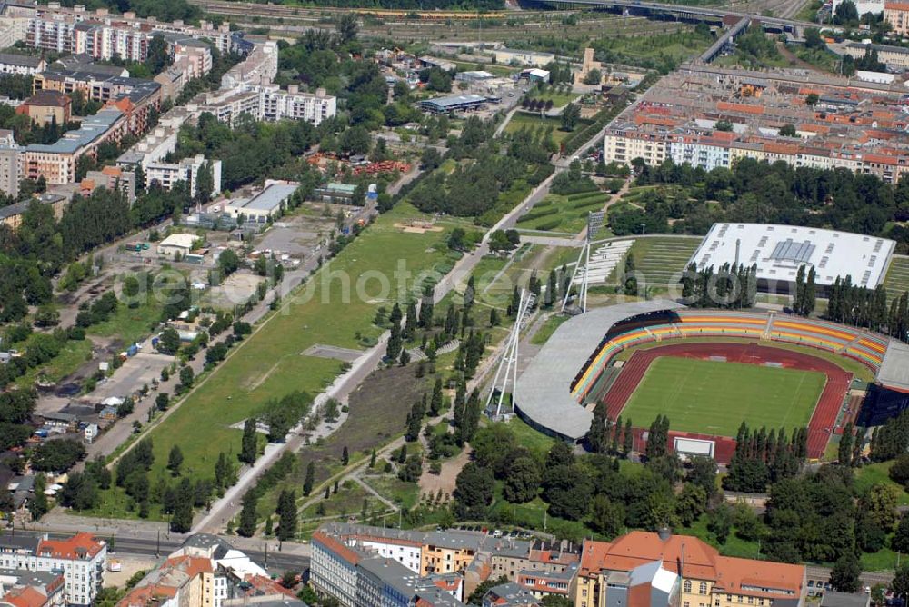 Berlin from the bird's eye view: aus der Luft. Die Straße hinter den Sportstätten markiert noch deutlich den früheren Verlauf der Berliner Mauer zwischen Ost- und Westberlin. Die Grenze teilte hier die Berliner Stadtbezirke Prenzlauer Berg und Wedding (hinten).