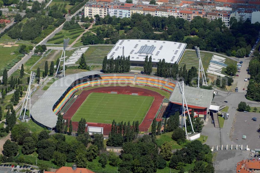 Aerial image Berlin - aus der Luft. Die Straße hinter den Sportstätten markiert noch deutlich den früheren Verlauf der Berliner Mauer zwischen Ost- und Westberlin. Die Grenze teilte hier die Berliner Stadtbezirke Prenzlauer Berg und Wedding (hinten).