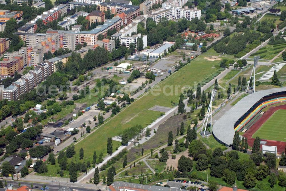 Aerial photograph Berlin - aus der Luft. Die Straße hinter den Sportstätten markiert noch deutlich den früheren Verlauf der Berliner Mauer zwischen Ost- und Westberlin. Die Grenze teilte hier die Berliner Stadtbezirke Prenzlauer Berg und Wedding (hinten).