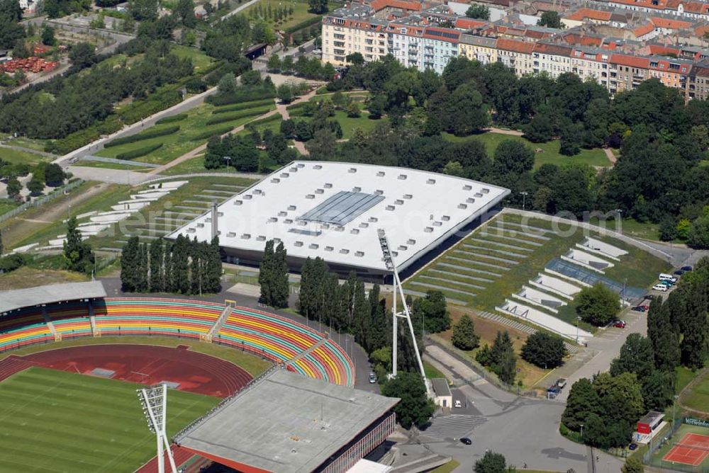 Berlin from above - aus der Luft. Die Straße hinter den Sportstätten markiert noch deutlich den früheren Verlauf der Berliner Mauer zwischen Ost- und Westberlin. Die Grenze teilte hier die Berliner Stadtbezirke Prenzlauer Berg und Wedding (hinten).