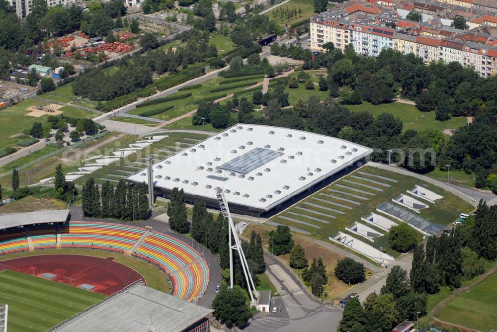 Berlin from the bird's eye view: aus der Luft. Die Straße hinter den Sportstätten markiert noch deutlich den früheren Verlauf der Berliner Mauer zwischen Ost- und Westberlin. Die Grenze teilte hier die Berliner Stadtbezirke Prenzlauer Berg und Wedding (hinten).