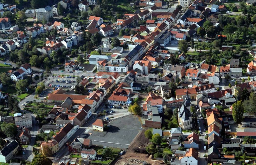 Aerial photograph Friedrichroda - Blick auf den alten Rathausplatz in der Kleinstadt Friedrichroda. Sie ist ein staatlich anerkannter Luftkurort und liegt im Nordwesten des Thüringer Waldes.