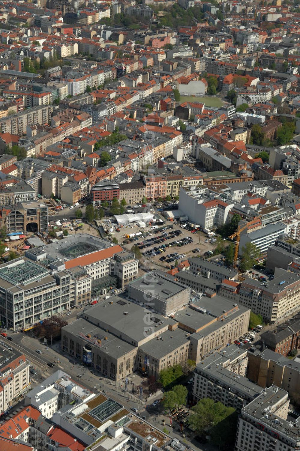 Aerial image Berlin - Berlin 28.04.210 Blick auf den Friedrichstadtpalast, ein Revuetheater in Berlin-Mitte. View of the Friedrichstadtpalast, a revue theatre in the district Mitte.