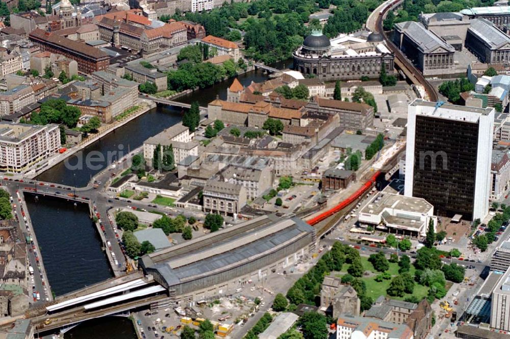 Berlin Mitte from above - 30.06.1995 Friedrichstadtpassagen Blick auf S-Bahnhof Friedrichsstrasse und das Handelshaus