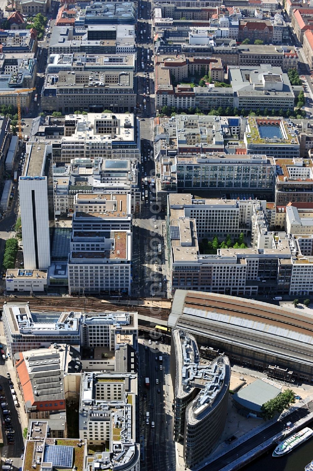 Berlin from the bird's eye view: View of residential and business buildings along Friedrich St. in Berlin / Mitte between Reichstagsufer and Französische St. with the office building Spreedreieck, the International Trade Centre and the residential and business buildings of the shopping street Friedrich St