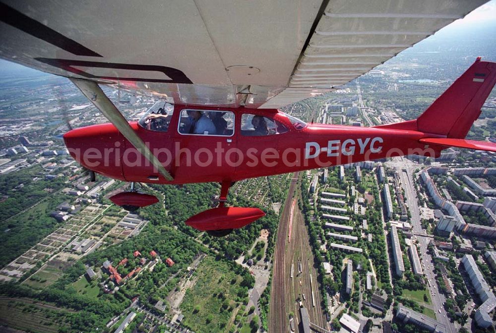 Berlin from above - Die teilweise generalüberholte Cessna D-EGYC der Agentur bei einem Luftbildflug über Berlin