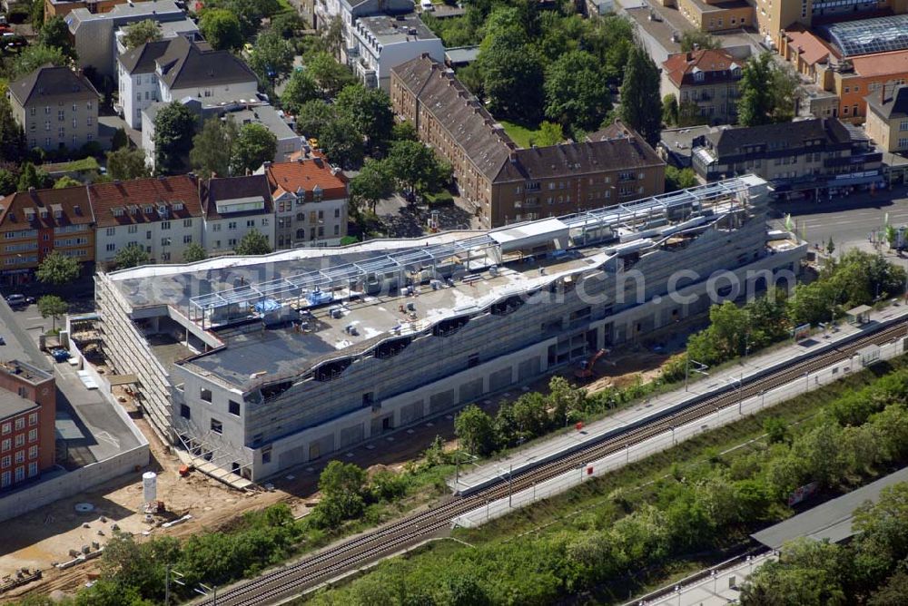 Berlin from the bird's eye view: Bau eines Einkaufszentrums an der Lankwitzer Straße am Bahnhof Lichterfelde Ost. Der Bahnhofsvorplatz Jungfernstieg soll in Nentershausener Platz umbenannt werden. Investor ist Uwe Glien, Geschäftsführer der Parking-Partner GmbH; Am Wiesenweg 19; 16727 Oberkrämer; Brandenburg; Handelsregister-Nr.: HRB 7622. Geplant ist ein 3000 Quadratmeter großer Freizeit und Fitnessbereich.