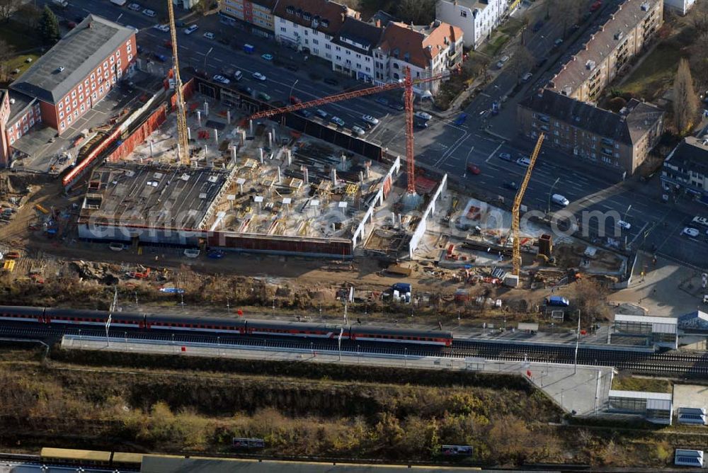 Aerial photograph Berlin - Bau eines Einkaufszentrums an der Lankwitzer Straße am Bahnhof Lichterfelde Ost. Der Bahnhofsvorplatz Jungfernstieg soll in Nentershausener Platz umbenannt werden. Investor ist Uwe Glien, Geschäftsführer der Parking-Partner GmbH; Am Wiesenweg 19; 16727 Oberkrämer; Brandenburg; Handelsregister-Nr.: HRB 7622. Geplant ist ein 3000 Quadratmeter großer Freizeit und Fitnessbereich.