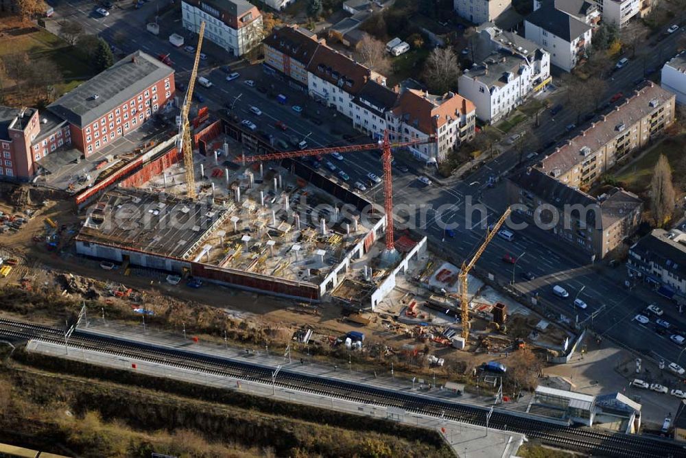 Berlin from above - Bau eines Einkaufszentrums an der Lankwitzer Straße am Bahnhof Lichterfelde Ost. Der Bahnhofsvorplatz Jungfernstieg soll in Nentershausener Platz umbenannt werden. Investor ist Uwe Glien, Geschäftsführer der Parking-Partner GmbH; Am Wiesenweg 19; 16727 Oberkrämer; Brandenburg; Handelsregister-Nr.: HRB 7622. Geplant ist ein 3000 Quadratmeter großer Freizeit und Fitnessbereich.