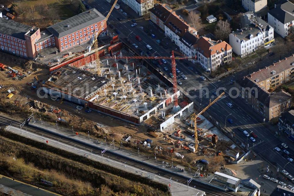 Berlin from the bird's eye view: Bau eines Einkaufszentrums an der Lankwitzer Straße am Bahnhof Lichterfelde Ost. Der Bahnhofsvorplatz Jungfernstieg soll in Nentershausener Platz umbenannt werden. Investor ist Uwe Glien, Geschäftsführer der Parking-Partner GmbH; Am Wiesenweg 19; 16727 Oberkrämer; Brandenburg; Handelsregister-Nr.: HRB 7622. Geplant ist ein 3000 Quadratmeter großer Freizeit und Fitnessbereich.