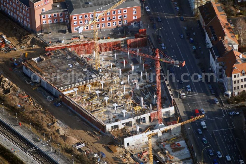 Aerial photograph Berlin - Bau eines Einkaufszentrums an der Lankwitzer Straße am Bahnhof Lichterfelde Ost. Der Bahnhofsvorplatz Jungfernstieg soll in Nentershausener Platz umbenannt werden. Investor ist Uwe Glien, Geschäftsführer der Parking-Partner GmbH; Am Wiesenweg 19; 16727 Oberkrämer; Brandenburg; Handelsregister-Nr.: HRB 7622. Geplant ist ein 3000 Quadratmeter großer Freizeit und Fitnessbereich.