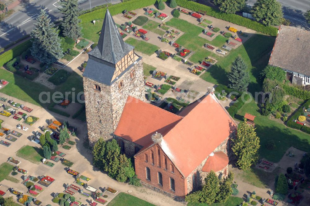 Rohrberg (Altmark) from the bird's eye view: Strasse der Romanik: Ein flach gedeckter Feldsteinbau mit rechteckigem Chor und einem Westquerturm aus dem 12. Jahrhundert, so präsentiert sich diese Kirche aus dem 12. Jahrhundert. Eine besondere Sehenswürdigkeit ist die Bronzeglocke des Glockengießers Hermannus aus dem Jahre 1327.