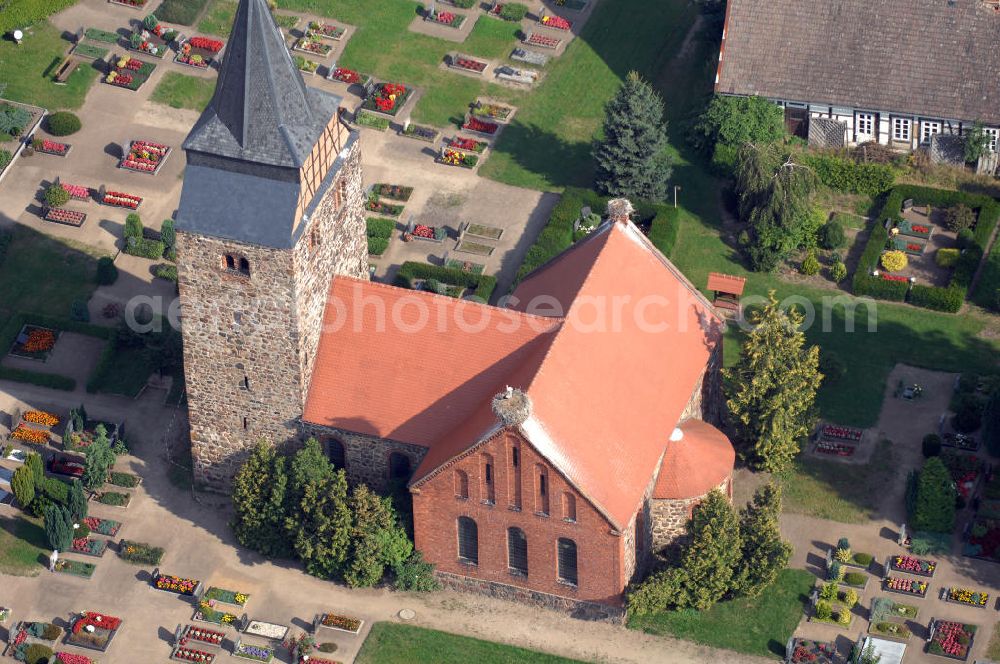 Rohrberg (Altmark) from above - Strasse der Romanik: Ein flach gedeckter Feldsteinbau mit rechteckigem Chor und einem Westquerturm aus dem 12. Jahrhundert, so präsentiert sich diese Kirche aus dem 12. Jahrhundert. Eine besondere Sehenswürdigkeit ist die Bronzeglocke des Glockengießers Hermannus aus dem Jahre 1327.