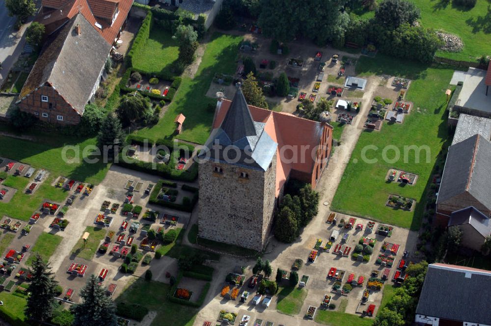 Rohrberg (Altmark) from the bird's eye view: Strasse der Romanik: Ein flach gedeckter Feldsteinbau mit rechteckigem Chor und einem Westquerturm aus dem 12. Jahrhundert, so präsentiert sich diese Kirche aus dem 12. Jahrhundert. Eine besondere Sehenswürdigkeit ist die Bronzeglocke des Glockengießers Hermannus aus dem Jahre 1327.