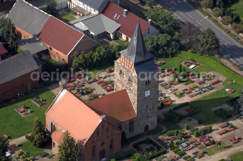 Rohrberg (Altmark) from above - Strasse der Romanik: Ein flach gedeckter Feldsteinbau mit rechteckigem Chor und einem Westquerturm aus dem 12. Jahrhundert, so präsentiert sich diese Kirche aus dem 12. Jahrhundert. Eine besondere Sehenswürdigkeit ist die Bronzeglocke des Glockengießers Hermannus aus dem Jahre 1327.