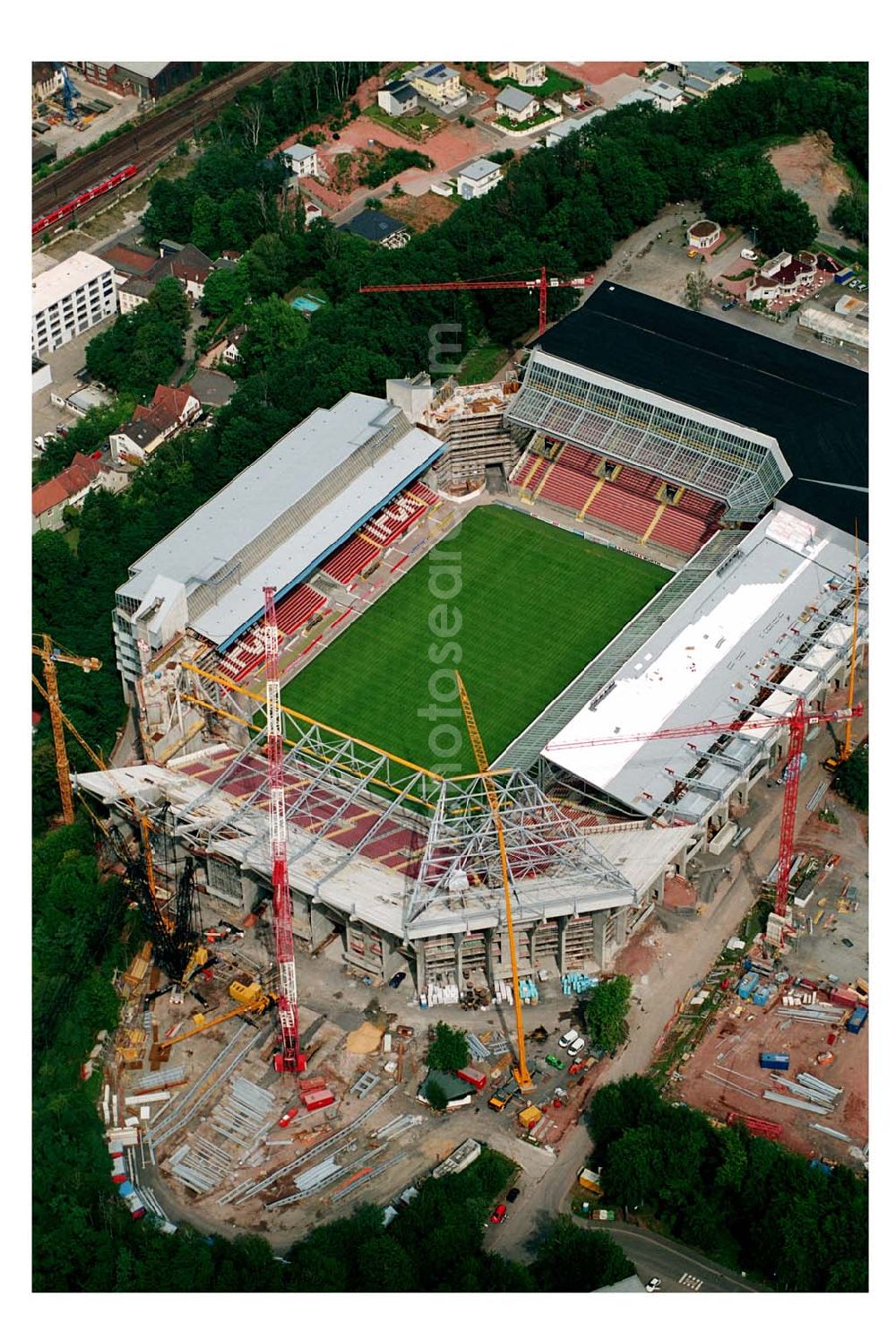 Kaiserslautern (Rheinland-Pfalz ) from the bird's eye view: Blick auf das Fritz-Walter-Stadion des 1. FC Kaiserslautern. Der Erweiterungbau seit 2002 auf 48.500 Sitzplätze (Osterweiterung) wird im November 2005 abgeschlossen sein. Das Fritz-Walter-Stadion ist einer von 12 Austragungsorte bei der Fußball WM 2006.The Fritz-Walter soccer stadium in Kaiserslautern is seen in this August 28, 2005 file picture.