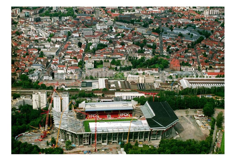 Aerial image Kaiserslautern (Rheinland-Pfalz ) - Blick auf das Fritz-Walter-Stadion des 1. FC Kaiserslautern. Der Erweiterungbau seit 2002 auf 48.500 Sitzplätze (Osterweiterung) wird im November 2005 abgeschlossen sein. Das Fritz-Walter-Stadion ist einer von 12 Austragungsorte bei der Fußball WM 2006.The Fritz-Walter soccer stadium in Kaiserslautern is seen in this August 28, 2005 file picture.