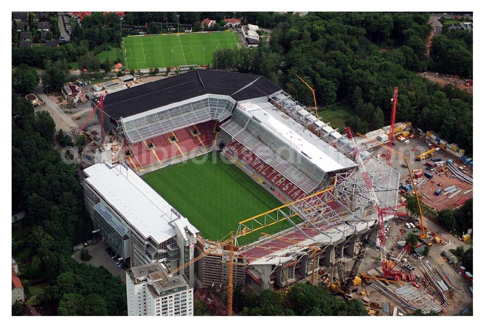 Kaiserslautern (Rheinland-Pfalz ) from above - Blick auf das Fritz-Walter-Stadion des 1. FC Kaiserslautern. Der Erweiterungbau seit 2002 auf 48.500 Sitzplätze (Osterweiterung) wird im November 2005 abgeschlossen sein. Das Fritz-Walter-Stadion ist einer von 12 Austragungsorte bei der Fußball WM 2006.The Fritz-Walter soccer stadium in Kaiserslautern is seen in this August 28, 2005 file picture.