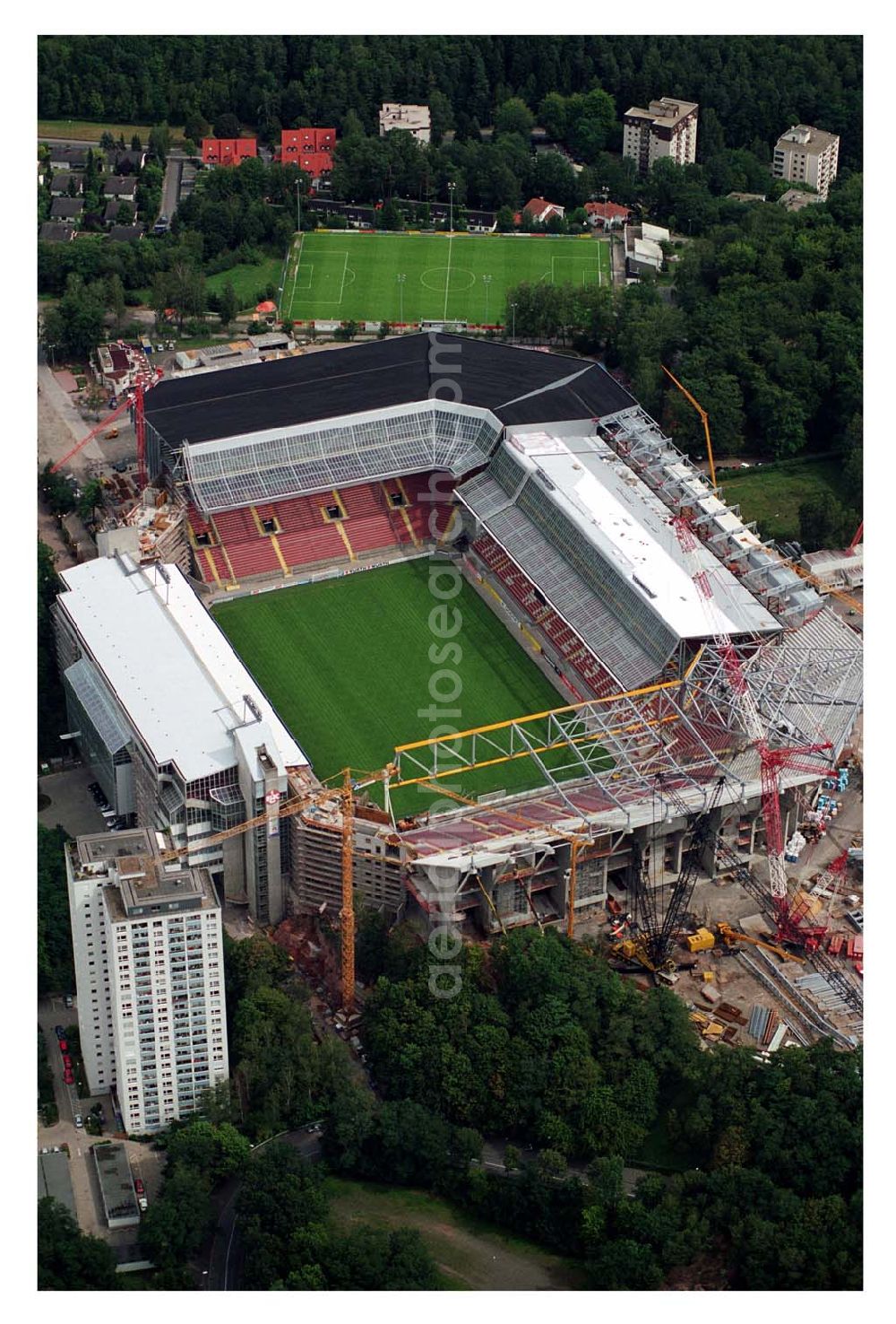 Kaiserslautern (Rheinland-Pfalz ) from the bird's eye view: Blick auf das Fritz-Walter-Stadion des 1. FC Kaiserslautern. Der Erweiterungbau seit 2002 auf 48.500 Sitzplätze (Osterweiterung) wird im November 2005 abgeschlossen sein. Das Fritz-Walter-Stadion ist einer von 12 Austragungsorte bei der Fußball WM 2006.The Fritz-Walter soccer stadium in Kaiserslautern is seen in this August 28, 2005 file picture.