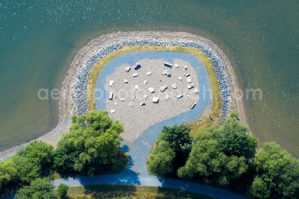 Völkenreuth from the bird's eye view: Riparian areas on the lake area of Foermitztalsperre in Voelkenreuth in the state Bavaria, Germany