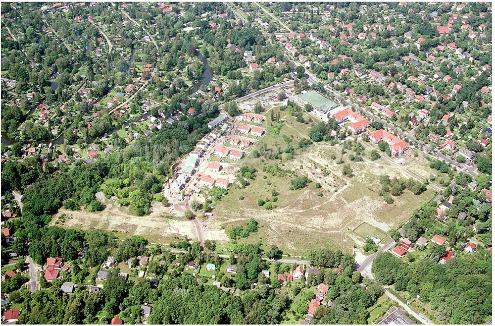 Berlin Köpenick from the bird's eye view: Wohnsiedlung und Baufläche der DEGEWO an der Fürstenwalder Allee / Lagunenweg in Treptow-Köpenick.