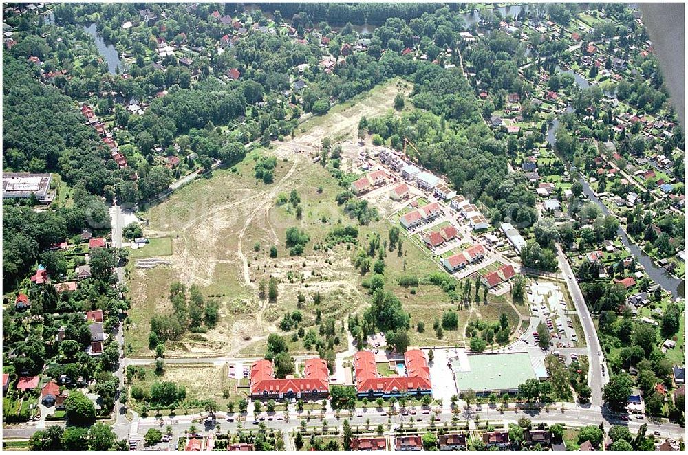 Berlin Köpenick from above - Wohnsiedlung und Baufläche der DEGEWO an der Fürstenwalder Allee / Lagunenweg in Treptow-Köpenick.