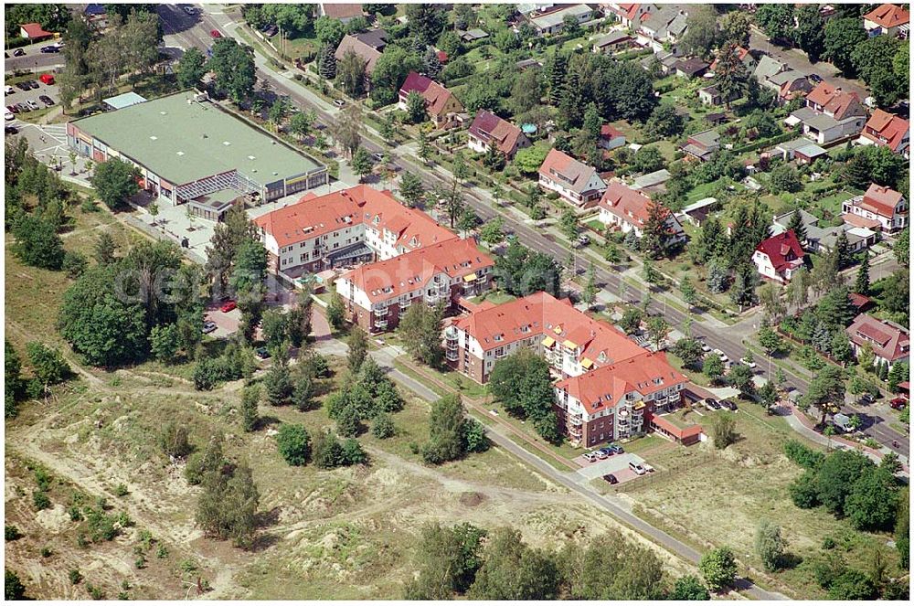 Berlin Köpenick from the bird's eye view: Wohnsiedlung und Baufläche der DEGEWO an der Fürstenwalder Allee / Lagunenweg in Treptow-Köpenick.