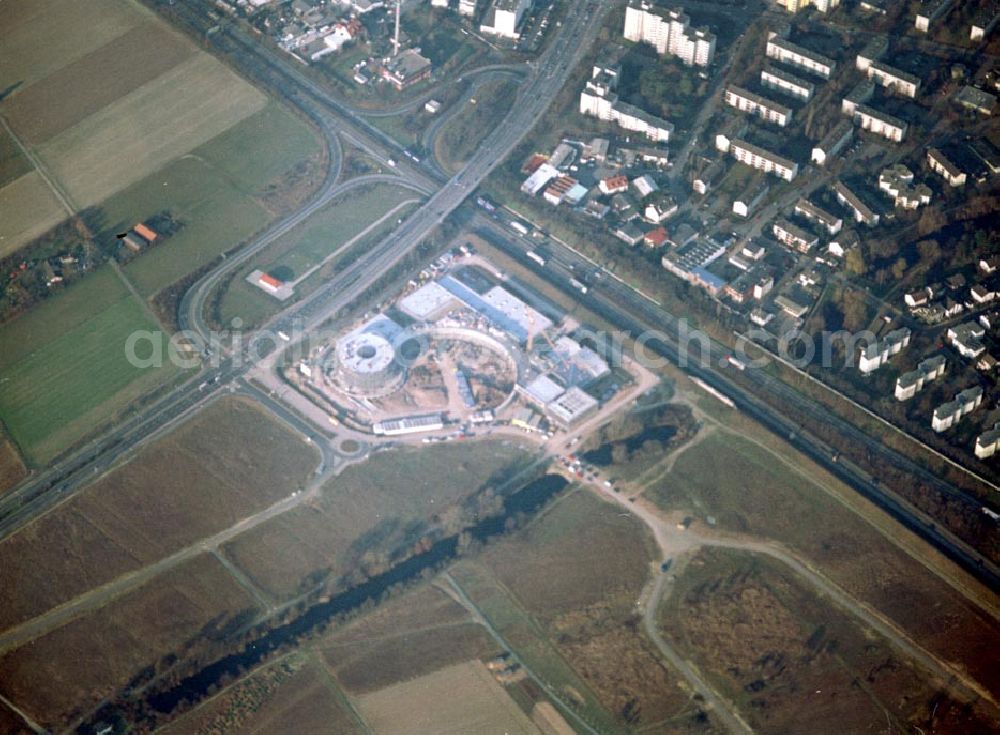 Aerial image Rüsselsheim / Hessen - Bau des Gewerbegebietes der HVB-Immobilienmanagement AG an der Autobahnabfahrt Rüsselsheim - Mitte in Rüsselsheim / Hessen. Aufnahmen aus 6000 ft Höhe nur möglich, da Objekt direkt in der westlichen Einflugsschneise des Frankfurter Flughafens liegt !!