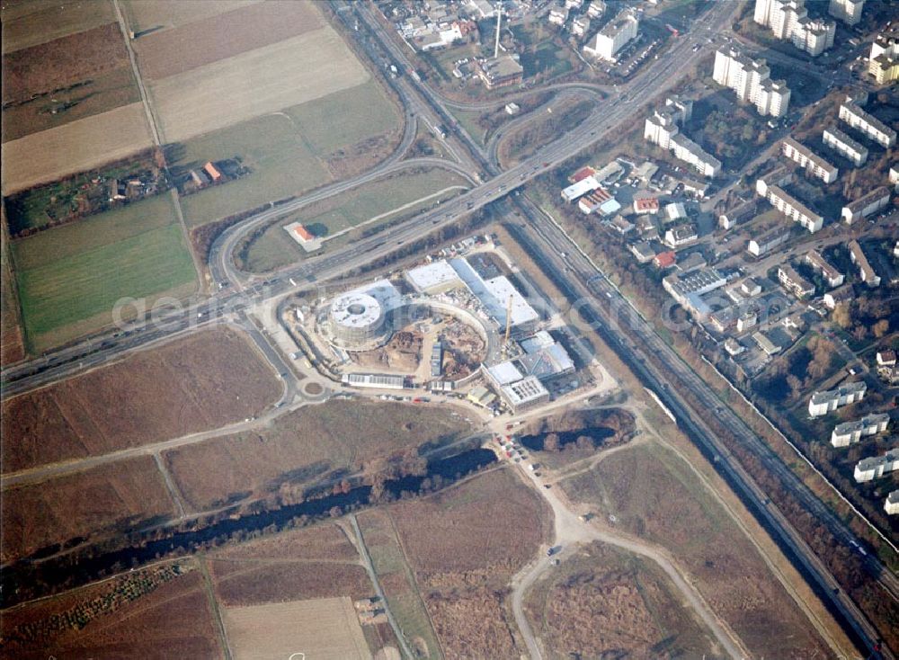 Aerial photograph Rüsselsheim / Hessen - Bau des Gewerbegebietes der HVB-Immobilienmanagement AG an der Autobahnabfahrt Rüsselsheim - Mitte in Rüsselsheim / Hessen. Aufnahmen aus 6000 ft Höhe nur möglich, da Objekt direkt in der westlichen Einflugsschneise des Frankfurter Flughafens liegt !!