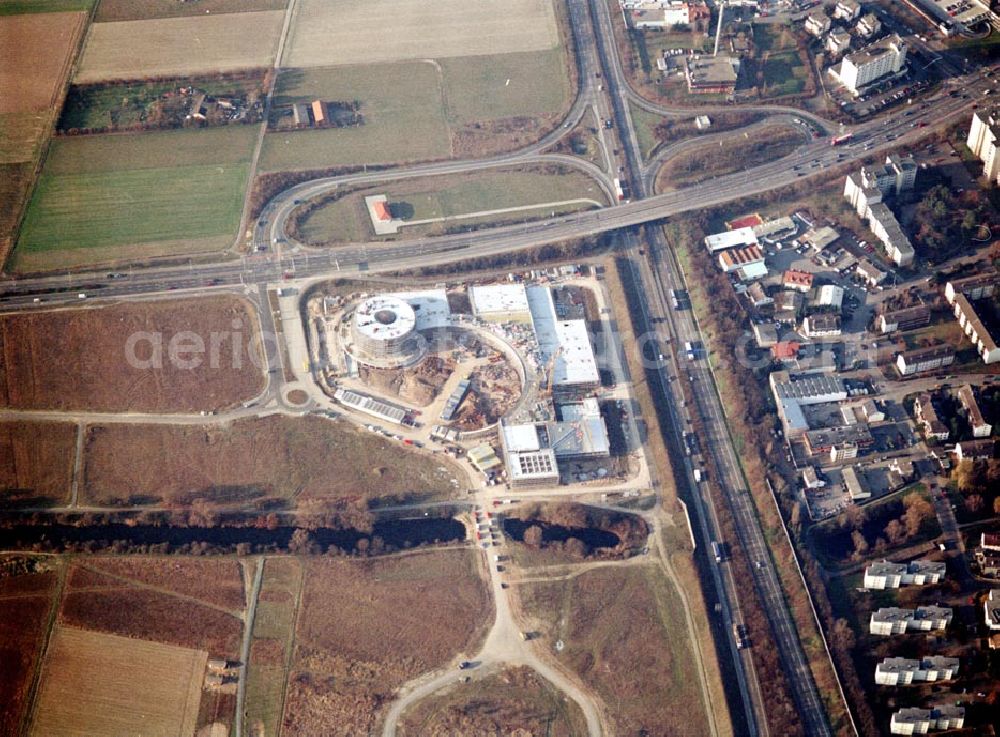 Aerial photograph Rüsselsheim / Hessen - Bau des Gewerbegebietes der HVB-Immobilienmanagement AG an der Autobahnabfahrt Rüsselsheim - Mitte in Rüsselsheim / Hessen. Aufnahmen aus 6000 ft Höhe nur möglich, da Objekt direkt in der westlichen Einflugsschneise des Frankfurter Flughafens liegt !!