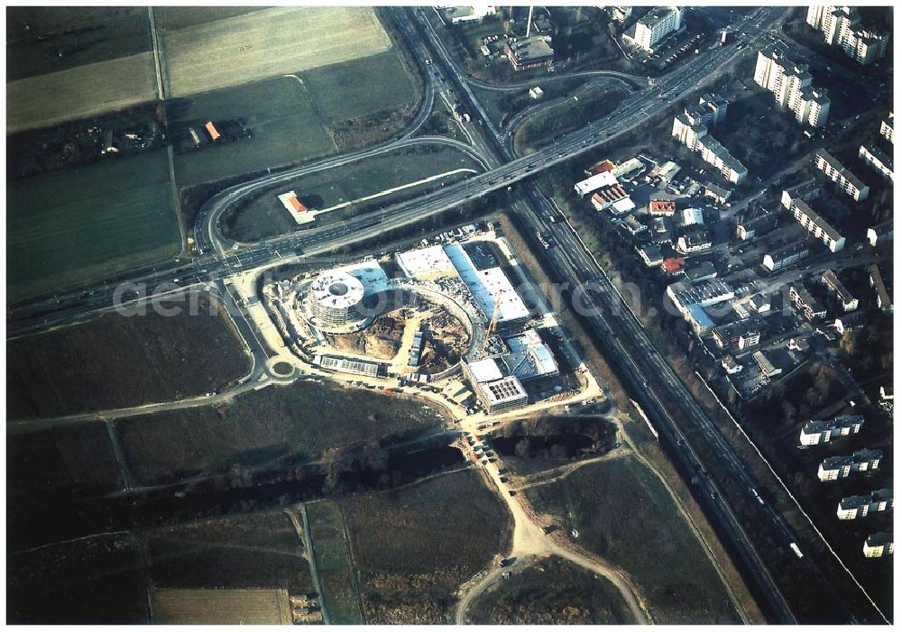 Rüsselsheim / Hessen from above - Bau des Gewerbegebietes der HVB-Immobilienmanagement AG an der Autobahnabfahrt Rüsselsheim - Mitte in Rüsselsheim / Hessen. Aufnahmen aus 6000 ft Höhe nur möglich, da Objekt direkt in der westlichen Einflugsschneise des Frankfurter Flughafens liegt !!