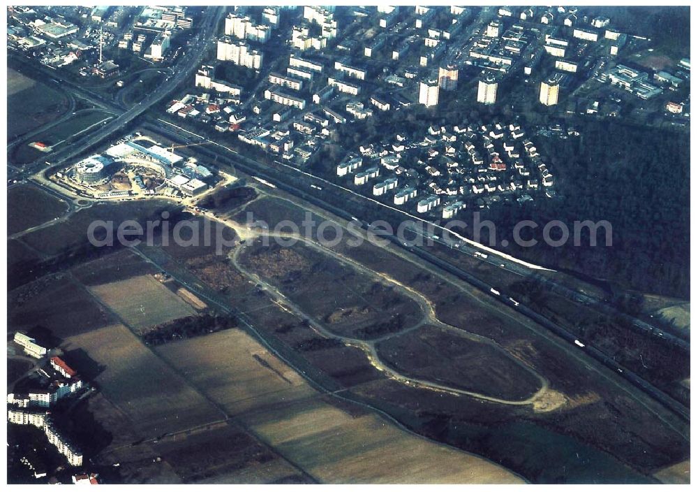 Aerial photograph Rüsselsheim / Hessen - Bau des Gewerbegebietes der HVB-Immobilienmanagement AG an der Autobahnabfahrt Rüsselsheim - Mitte in Rüsselsheim / Hessen. Aufnahmen aus 6000 ft Höhe nur möglich, da Objekt direkt in der westlichen Einflugsschneise des Frankfurter Flughafens liegt !!