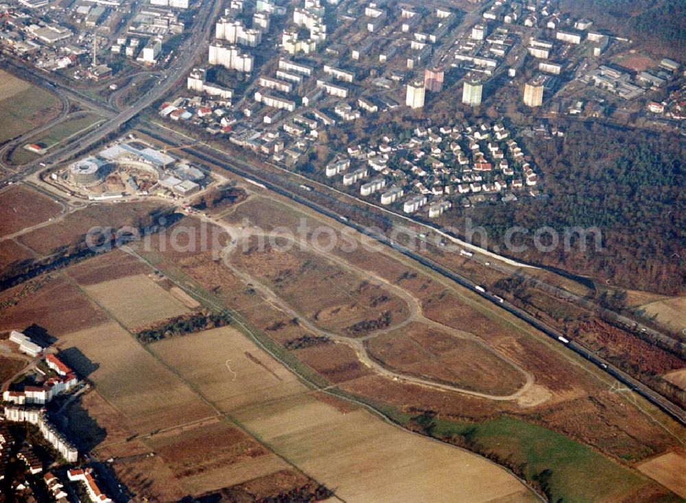 Rüsselsheim / Hessen from above - Bau des Gewerbegebietes der HVB-Immobilienmanagement AG an der Autobahnabfahrt Rüsselsheim - Mitte in Rüsselsheim / Hessen. Aufnahmen aus 6000 ft Höhe nur möglich, da Objekt direkt in der westlichen Einflugsschneise des Frankfurter Flughafens liegt !!