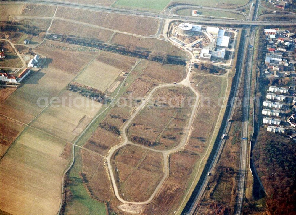 Rüsselsheim / Hessen from above - Bau des Gewerbegebietes der HVB-Immobilienmanagement AG an der Autobahnabfahrt Rüsselsheim - Mitte in Rüsselsheim / Hessen. Aufnahmen aus 6000 ft Höhe nur möglich, da Objekt direkt in der westlichen Einflugsschneise des Frankfurter Flughafens liegt !!