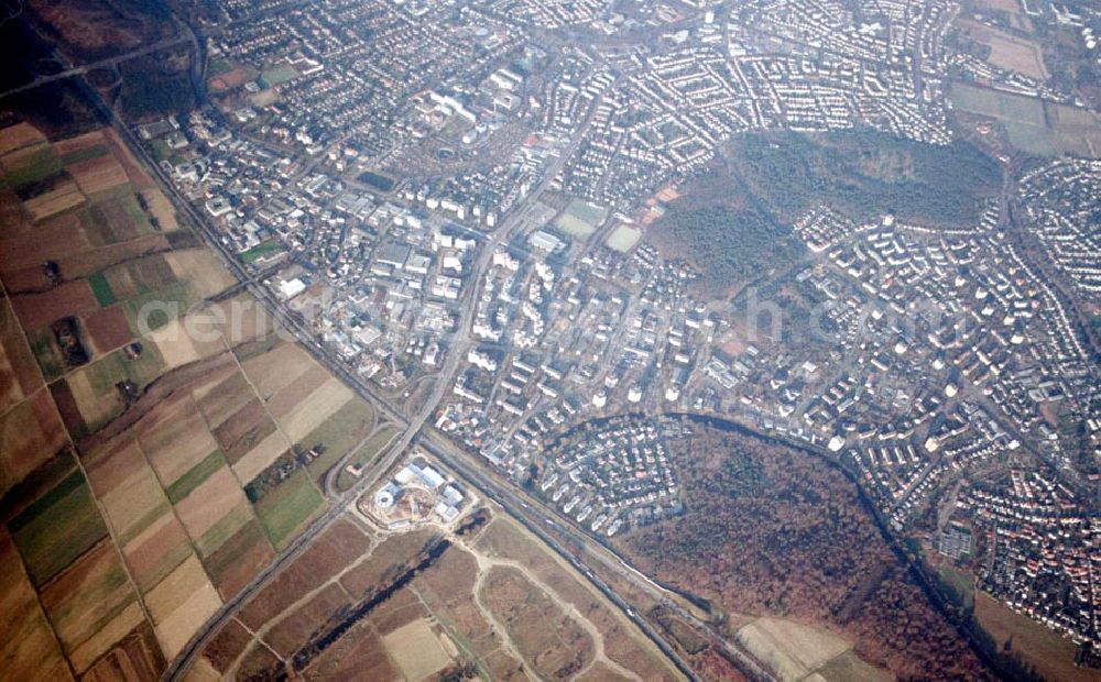 Rüsselsheim / Hessen from above - Bau des Gewerbegebietes der HVB-Immobilienmanagement AG an der Autobahnabfahrt Rüsselsheim - Mitte in Rüsselsheim / Hessen. Aufnahmen aus 6000 ft Höhe nur möglich, da Objekt direkt in der westlichen Einflugsschneise des Frankfurter Flughafens liegt !!