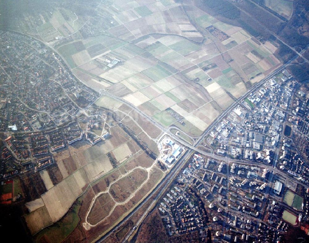 Aerial photograph Rüsselsheim / Hessen - Bau des Gewerbegebietes der HVB-Immobilienmanagement AG an der Autobahnabfahrt Rüsselsheim - Mitte in Rüsselsheim / Hessen. Aufnahmen aus 6000 ft Höhe nur möglich, da Objekt direkt in der westlichen Einflugsschneise des Frankfurter Flughafens liegt !!