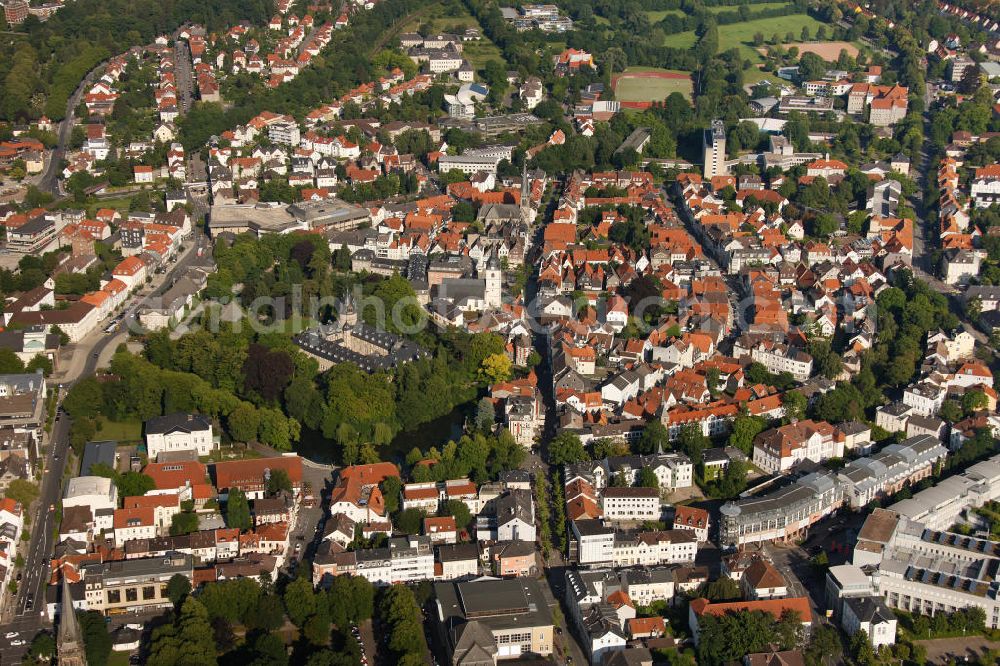 Aerial photograph Detmold - Blick auf das Fuerstliches Residenzschloss Detmold. Beim Detmolder Schloss handelt es sich um eine Vierflügelanlage mit Treppentürmen in den vier Hofwinkeln und entspricht damit dem Vorbild von Schloss Neuhaus bei Paderborn. Dieser für die Weserrenaissance in Deutschland charakteristische Baustil entwickelte sich ab etwa 1560 und fand weite Verbreitung. Typisch waren die das Schloss umgebenden hohen Bastionen zur Positionierung von Kanonen und breite Wassergräben, die das Schloss gegen Eindringlinge abriegelten. Princely residence castle in Detmold.