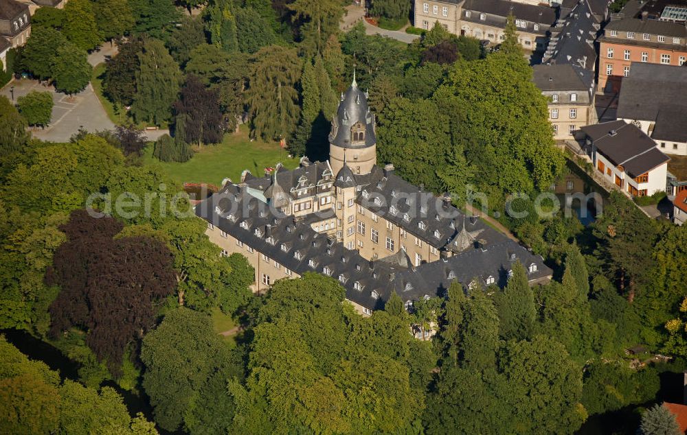 Detmold from above - Blick auf das Fuerstliches Residenzschloss Detmold. Beim Detmolder Schloss handelt es sich um eine Vierflügelanlage mit Treppentürmen in den vier Hofwinkeln und entspricht damit dem Vorbild von Schloss Neuhaus bei Paderborn. Dieser für die Weserrenaissance in Deutschland charakteristische Baustil entwickelte sich ab etwa 1560 und fand weite Verbreitung. Typisch waren die das Schloss umgebenden hohen Bastionen zur Positionierung von Kanonen und breite Wassergräben, die das Schloss gegen Eindringlinge abriegelten. Princely residence castle in Detmold.